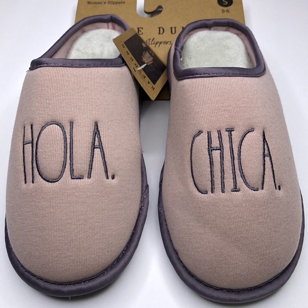 Rae Dunn. Slippers HOLA. CHICA. Mauve, cream w/ Lavender Stitching Size S 5-6